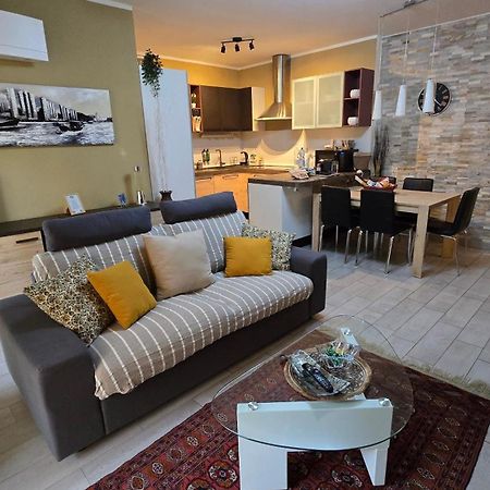 Varese Prime - Large Independent Apartment, Air Conditioning, 2 Bathrooms, 2 Free Covered Parking Spaces, No Restricted Traffic Zone, Train Station 100M, Theatre 150M, Historic City Centre Εξωτερικό φωτογραφία