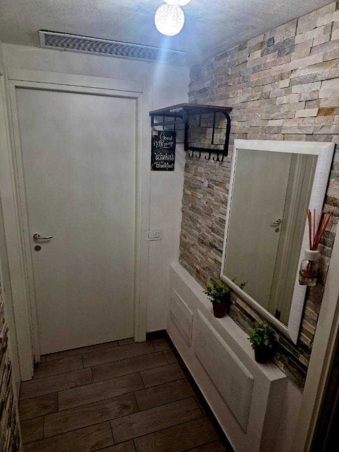 Varese Prime - Large Independent Apartment, Air Conditioning, 2 Bathrooms, 2 Free Covered Parking Spaces, No Restricted Traffic Zone, Train Station 100M, Theatre 150M, Historic City Centre Εξωτερικό φωτογραφία