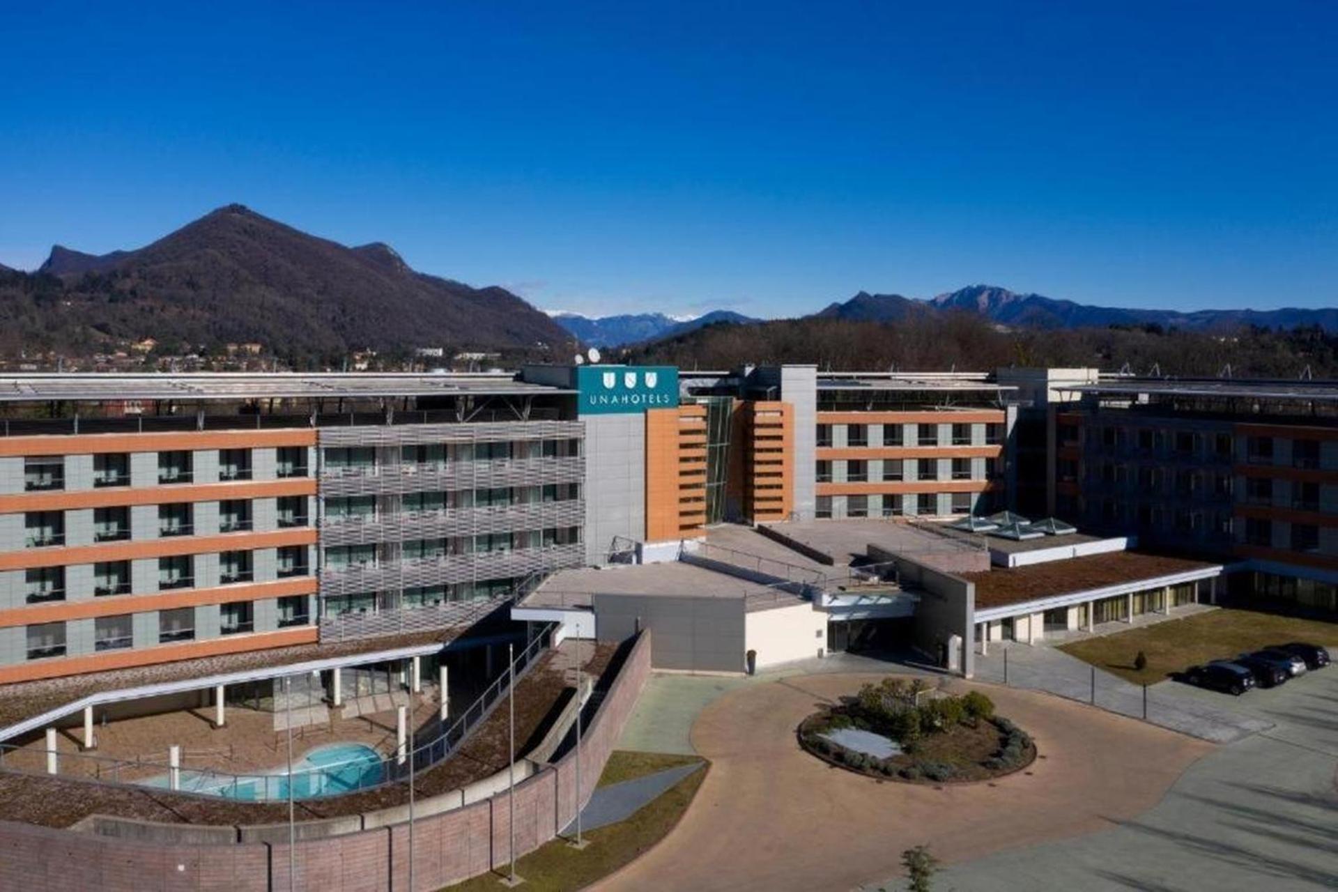 Varese Prime - Large Independent Apartment, Air Conditioning, 2 Bathrooms, 2 Free Covered Parking Spaces, No Restricted Traffic Zone, Train Station 100M, Theatre 150M, Historic City Centre Εξωτερικό φωτογραφία