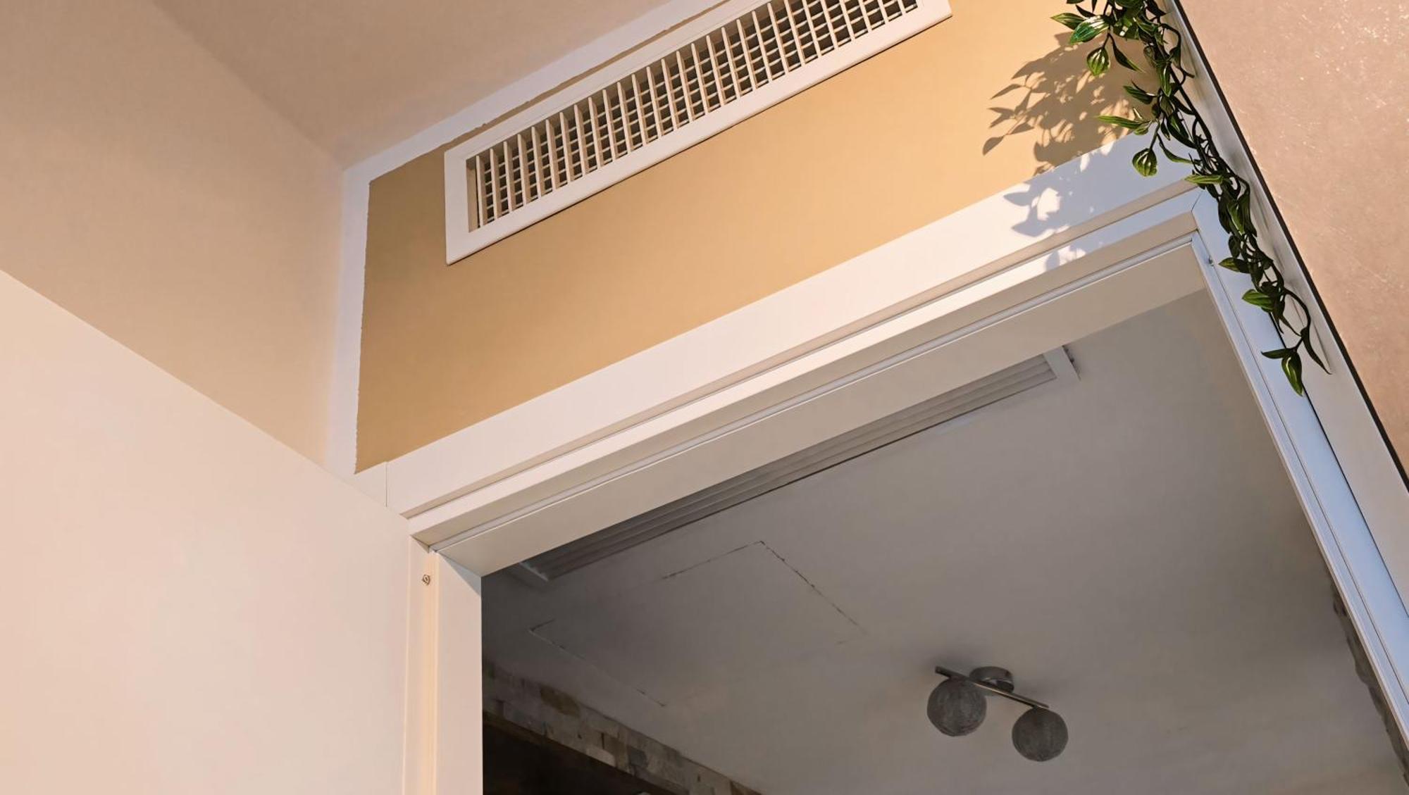 Varese Prime - Large Independent Apartment, Air Conditioning, 2 Bathrooms, 2 Free Covered Parking Spaces, No Restricted Traffic Zone, Train Station 100M, Theatre 150M, Historic City Centre Εξωτερικό φωτογραφία