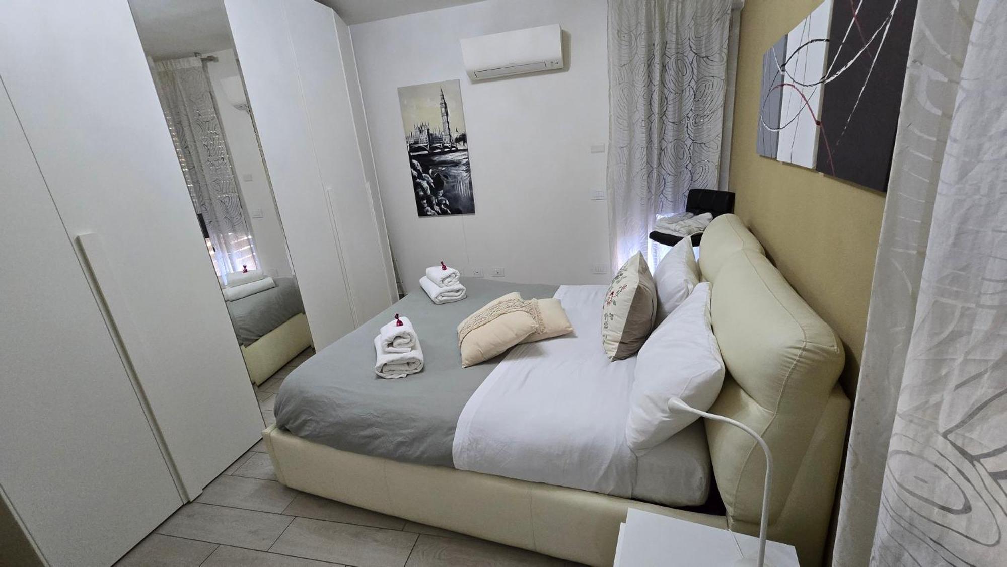 Varese Prime - Large Independent Apartment, Air Conditioning, 2 Bathrooms, 2 Free Covered Parking Spaces, No Restricted Traffic Zone, Train Station 100M, Theatre 150M, Historic City Centre Εξωτερικό φωτογραφία