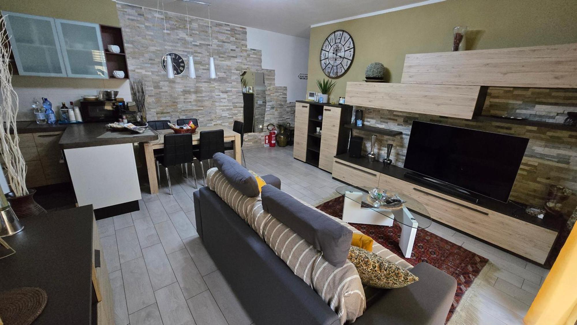 Varese Prime - Large Independent Apartment, Air Conditioning, 2 Bathrooms, 2 Free Covered Parking Spaces, No Restricted Traffic Zone, Train Station 100M, Theatre 150M, Historic City Centre Εξωτερικό φωτογραφία